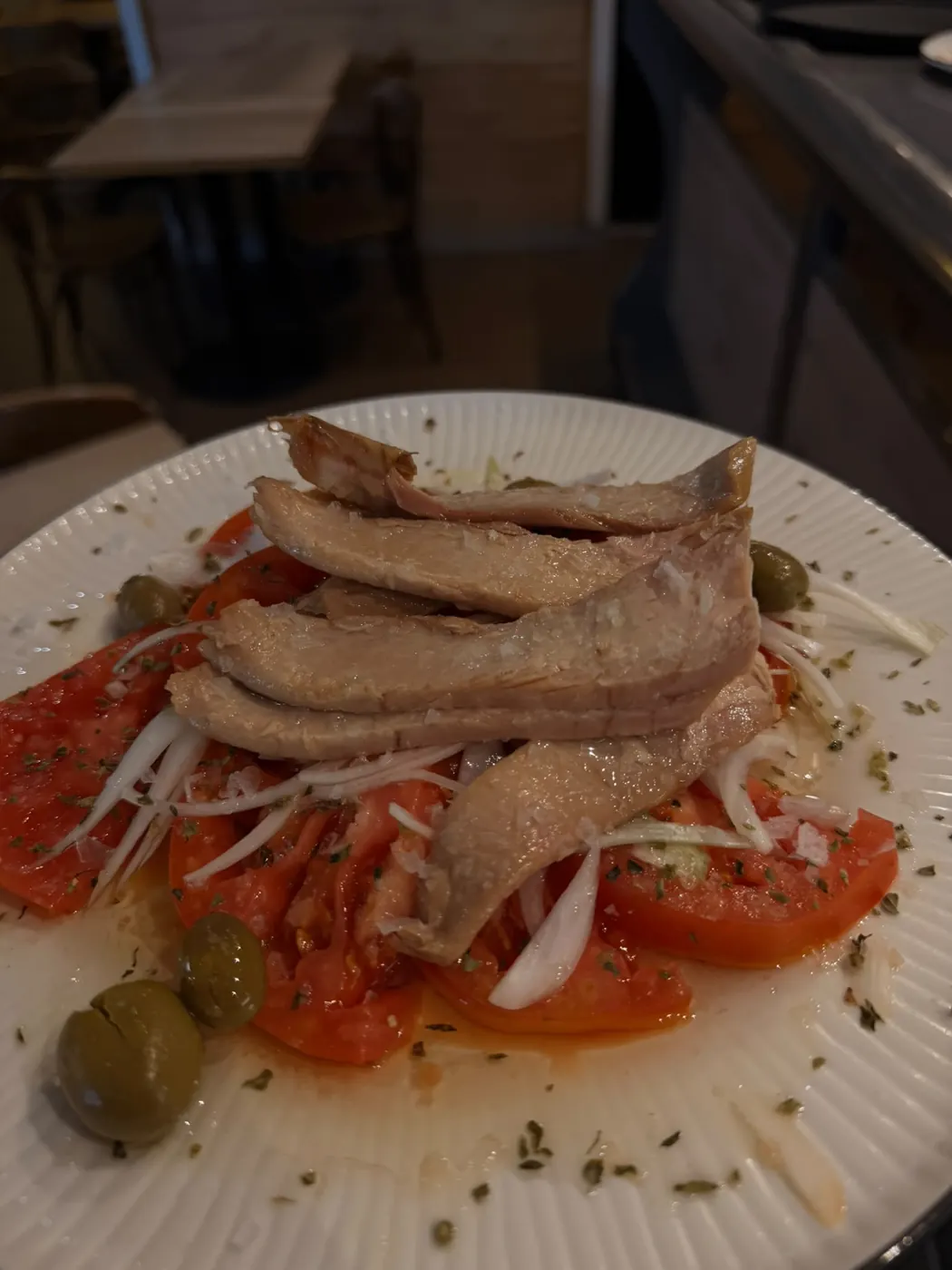 Carpaccio de ventresca de atún con cebolla y aceitunas