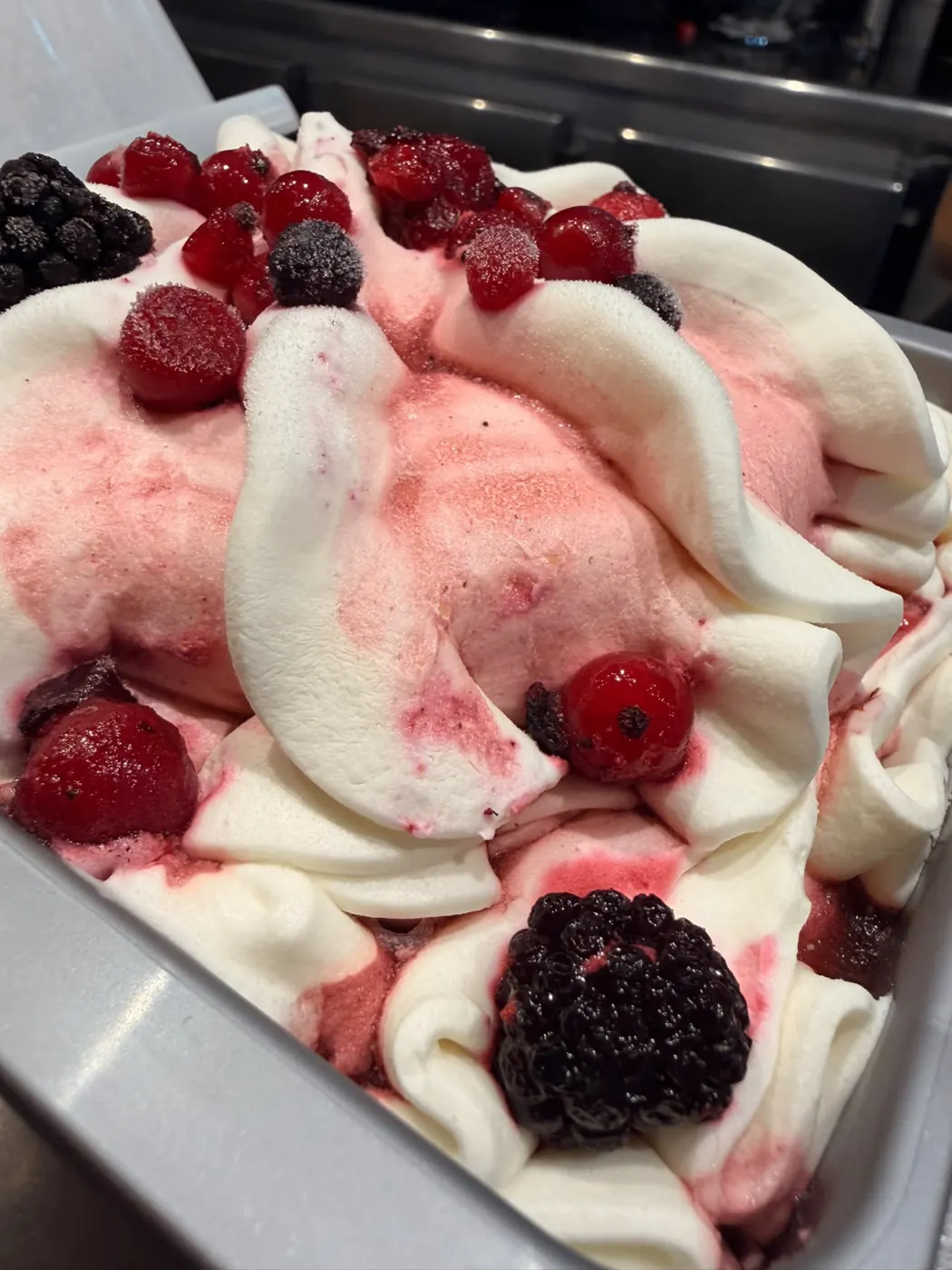 Helado cremoso decorado con frutos rojos