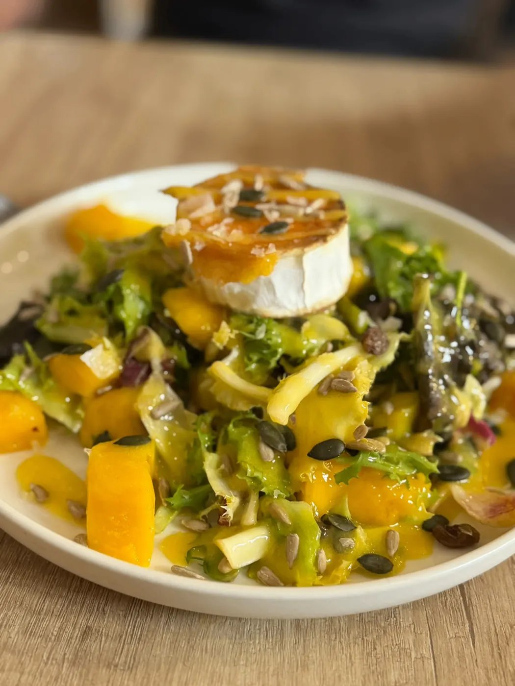Ensalada con queso de cabra, mango y semillas