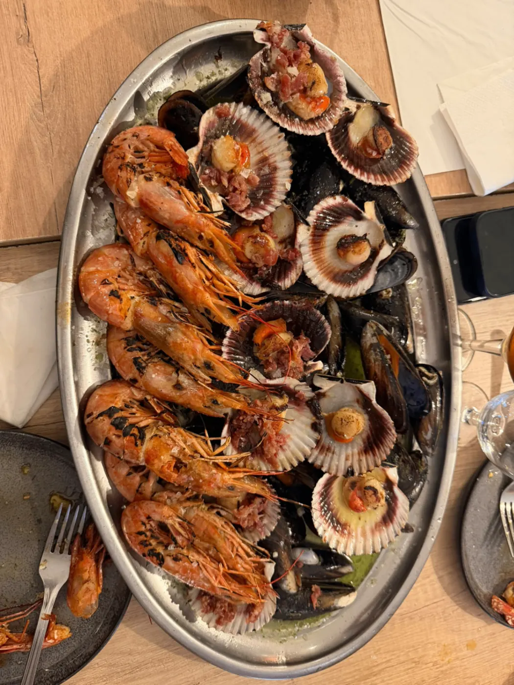 Fuente de marisco con gambas, vieiras y mejillones
