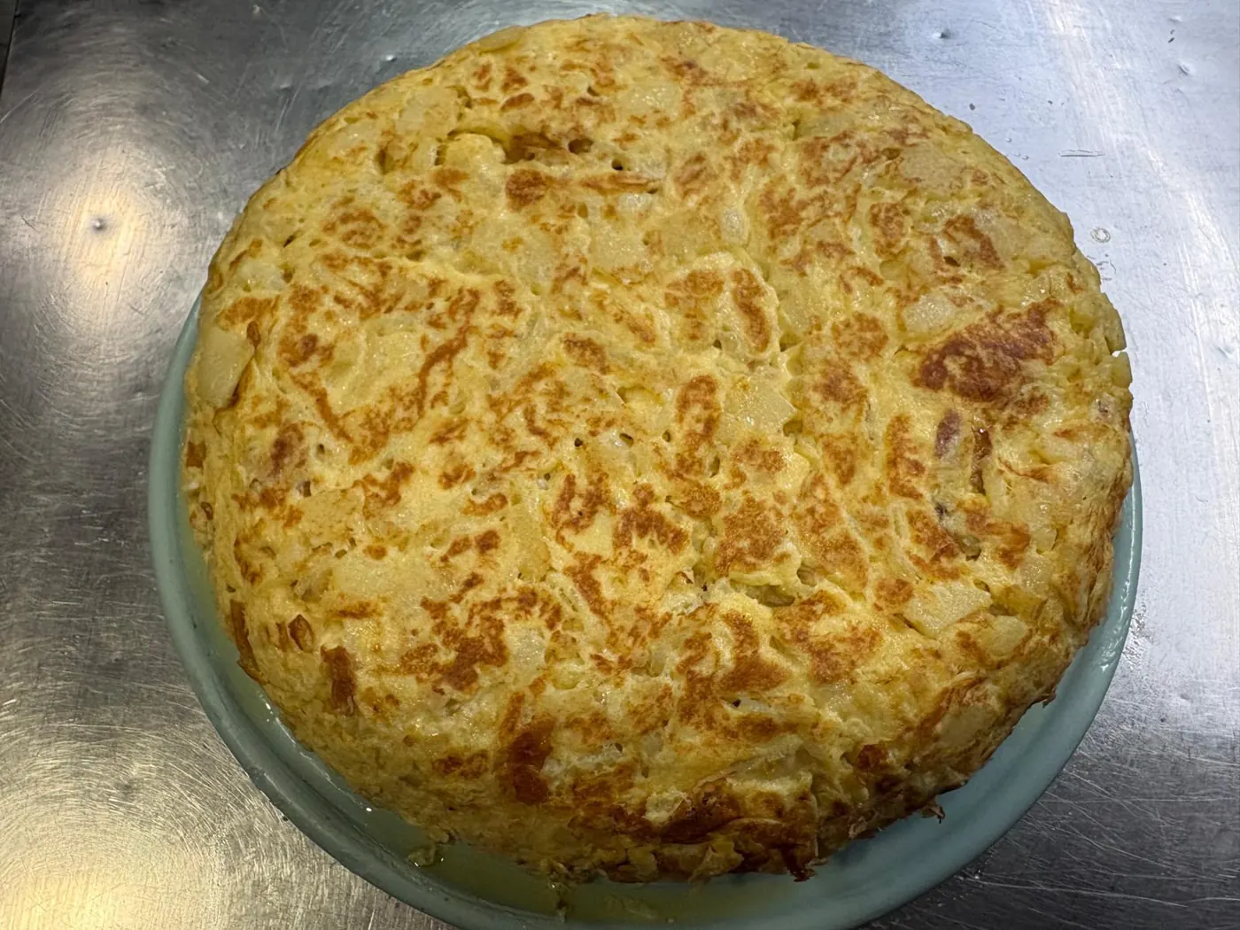 Tortilla de patatas entera recién hecha